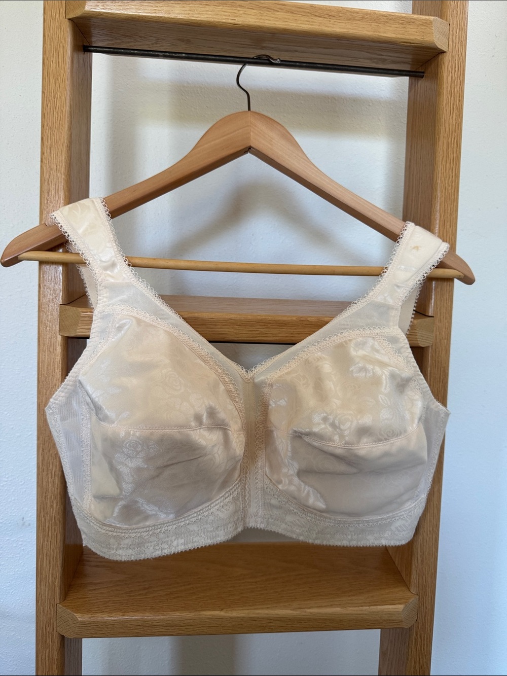 NWOT Playtex 38DD Supportive Full-Coverage Padded Strap Floral Jacquard Bra